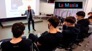 Alfred Picó, impartiendo clases de comunicación a los residentes de La Masia