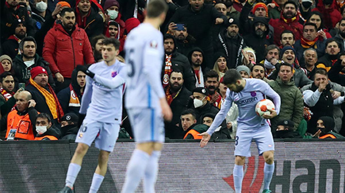 Galatasaray - FC Barcelona | ¡Jordi Alba recibió botellazos desde la grada y se encaró!