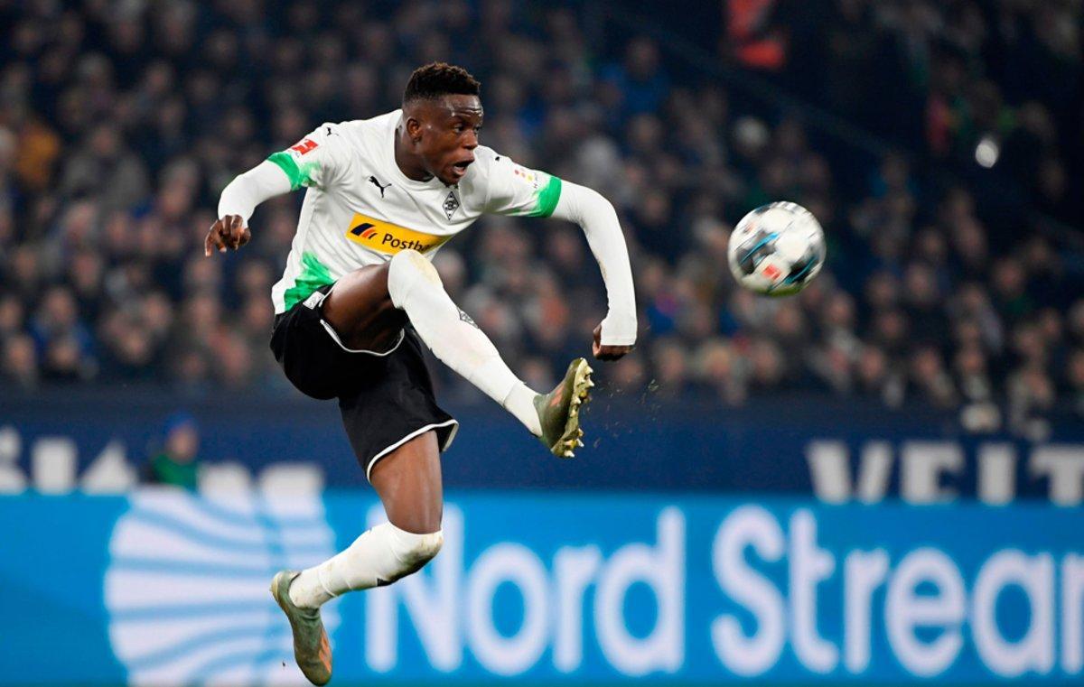 Denis Zakaria del Moenchengladbach salta por el balón durante el partido de la Bundesliga entre el Schalke 04 v Borussia Moenchengladbach en Gelsenkirchen.