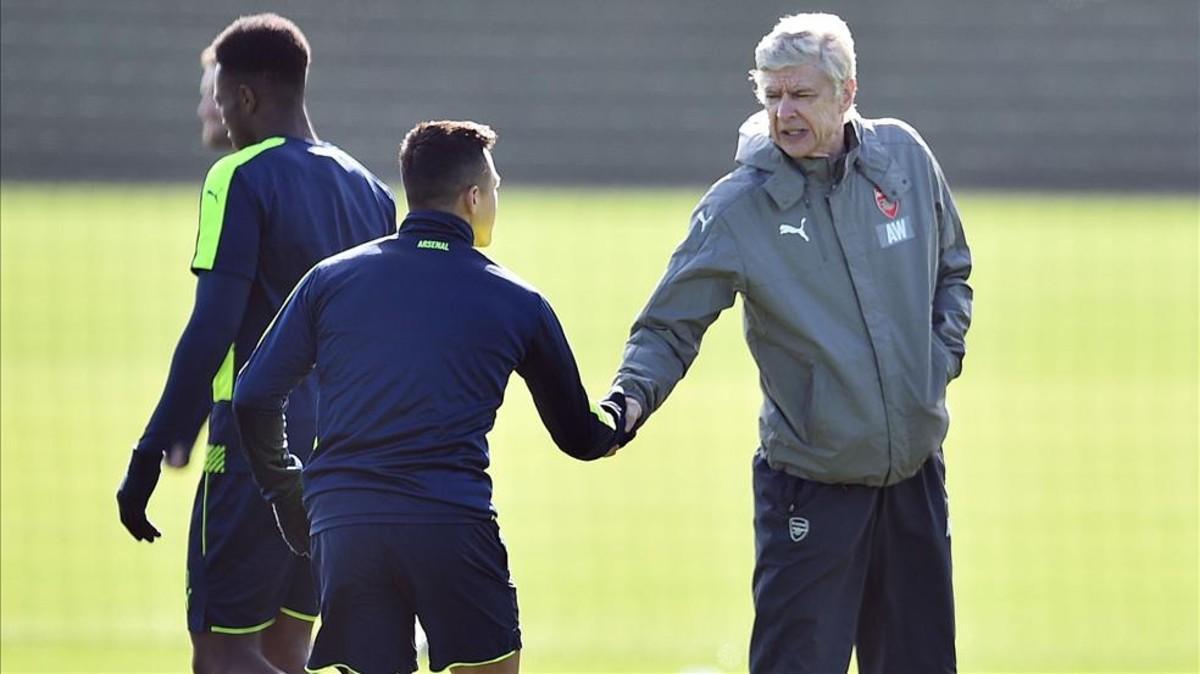 Wenger y Alexis se estrechan la mano