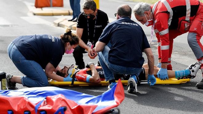 Landa fue trasladado al hospital en ambulancia después de su caída Landa fue trasladado al hospital en ambulancia después de su caída