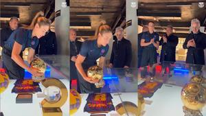 ¡La Reina ya ha colocado su segundo Balón de Oro en el Museo del Barça!