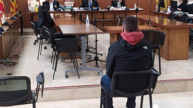 Condenado un guardia civil a casi 10 años de cárcel por pagar a menores para abusar de ellos en Mallorca