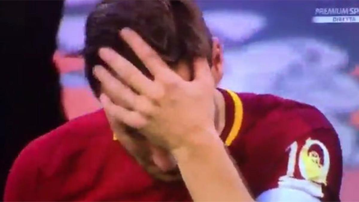 Totti no pudo contener la emoción en su despedida como jugador de la Roma