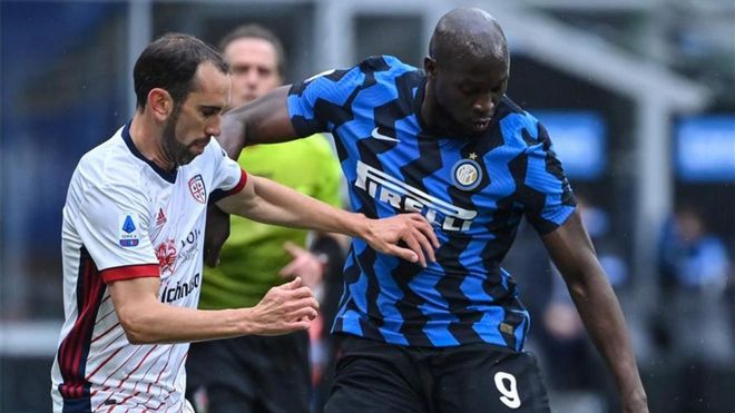 Godín lucha con Lukaku en el Cagliari - Inter Godín lucha con Lukaku en el Cagliari - Inter