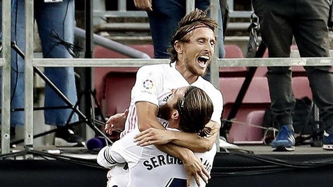 Modric celebra un gol con Sergio Ramos Modric celebra un gol con Sergio Ramos