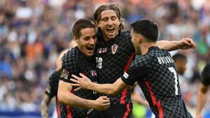 Los jugadores de Croacia celebran el tanto de Modric