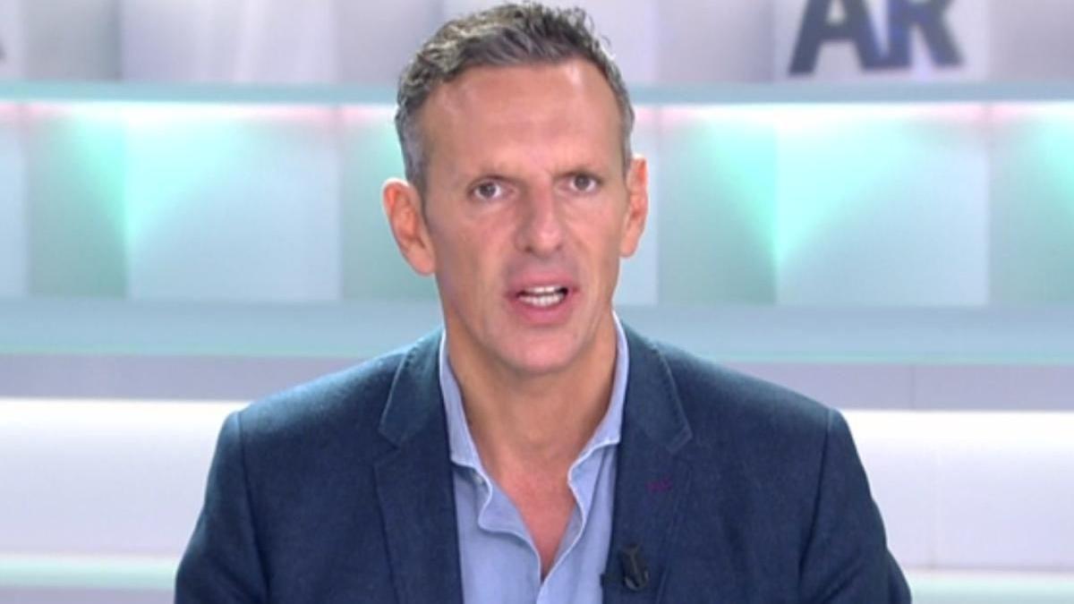 Joaquín Prat corrige a un compañero y tiene que pedir perdón por un error similar