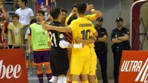 Los jugadores del Barça celebran uno de sus goles en la pista del Jimbee Cartagena