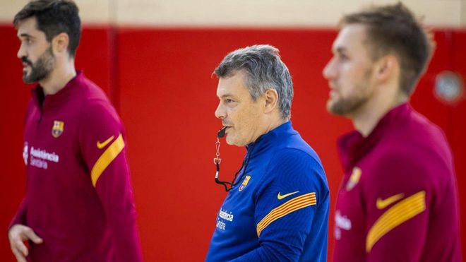 Xavi Pascual, escoltado por Luka Cindric y por Raúl Entrerríos Xavi Pascual, escoltado por Luka Cindric y por Raúl Entrerríos