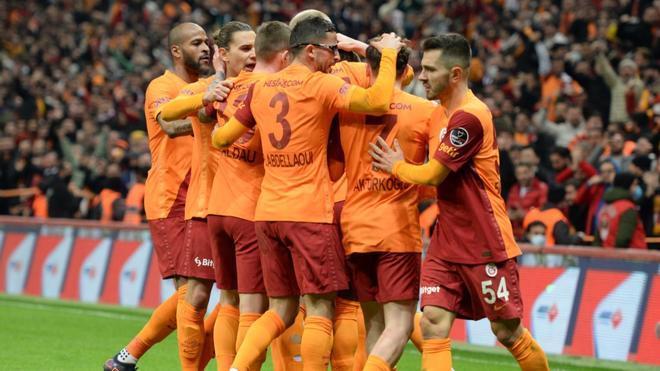El Galatasaray salva los muebles sobre el final