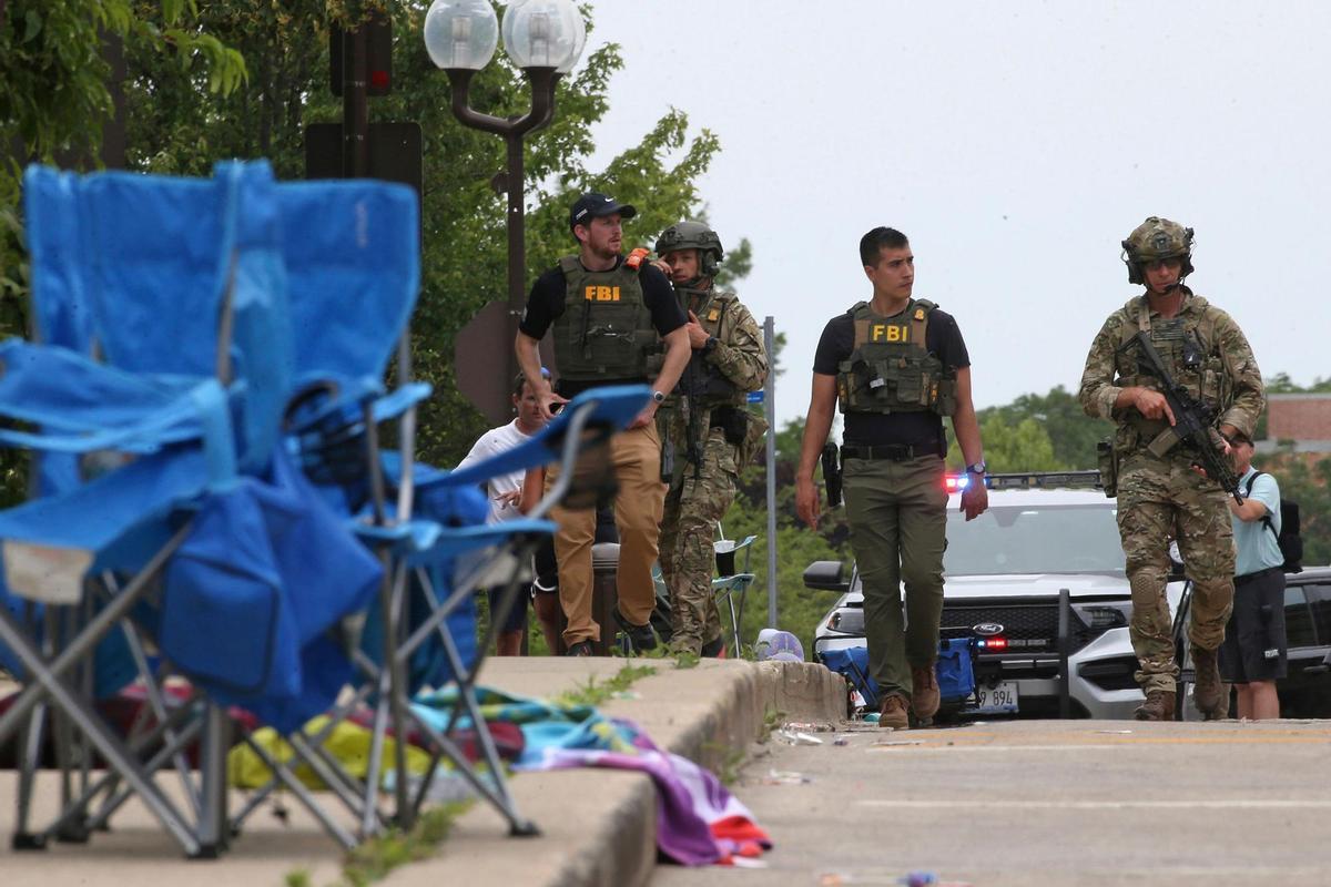 Las fuerzas de seguridad inspeccionan el lugar de los hechos después de que un desconocido realizara disparos durante un desfile del 4 de julio en Highland Park, matando al menos a seis personas e hiriendo a 24.