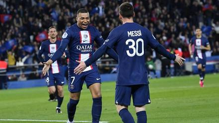 Messi se abraza con Mbappé