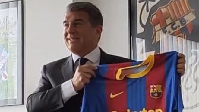 Laporta posa con la camiseta especial del Clásico Laporta posa con la camiseta especial del Clásico