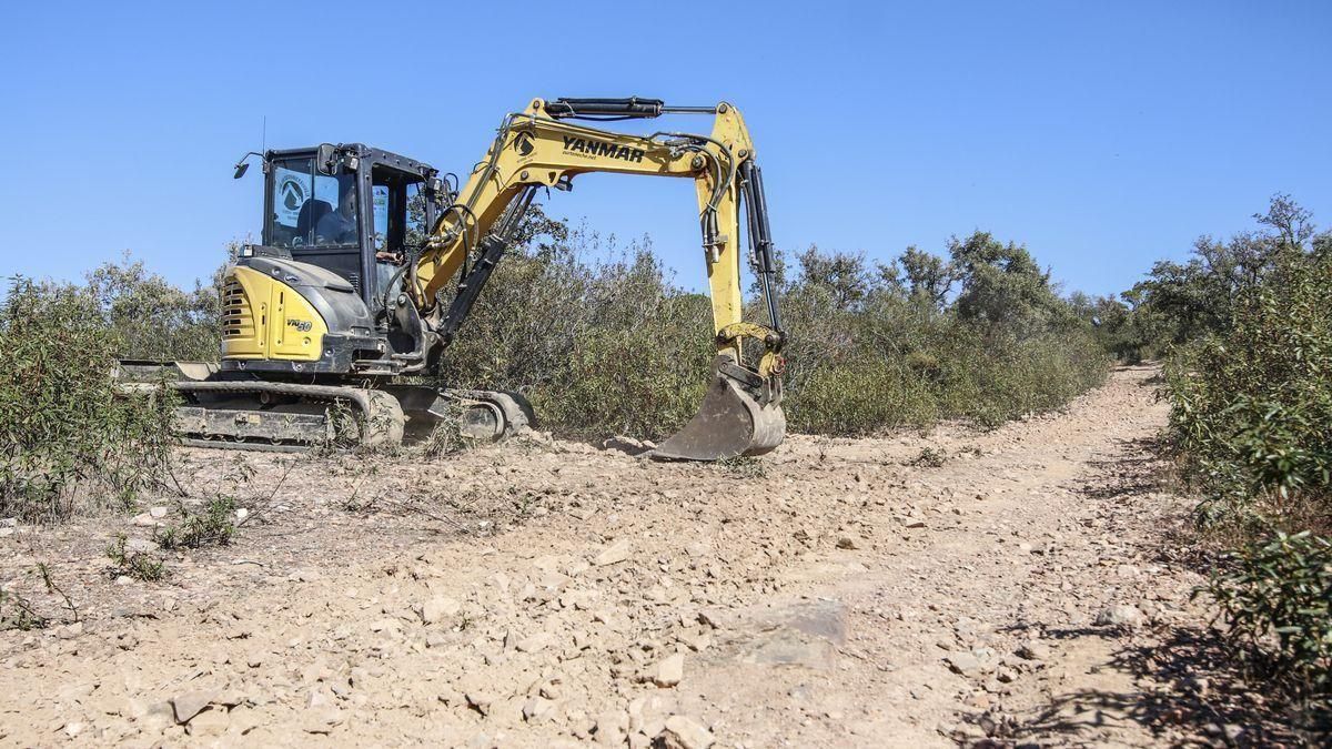 Una excavadora en los trabajos de restauración de Valdeflores. Una excavadora en los trabajos de restauración de Valdeflores.