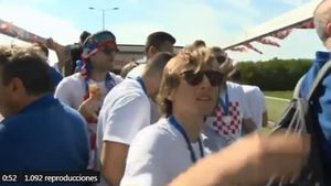 Luka Modric, en el autocar que trasladó a la selección de Croacia a la llegada a su país Luka Modric, en el autocar que trasladó a la selección de Croacia a la llegada a su país