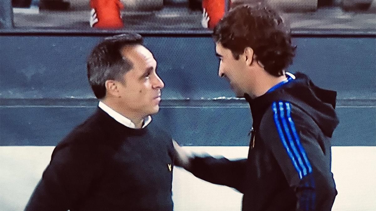 Sergi Barjuan y Raúl, en el mini clásico Sergi Barjuan y Raúl, en el mini clásico