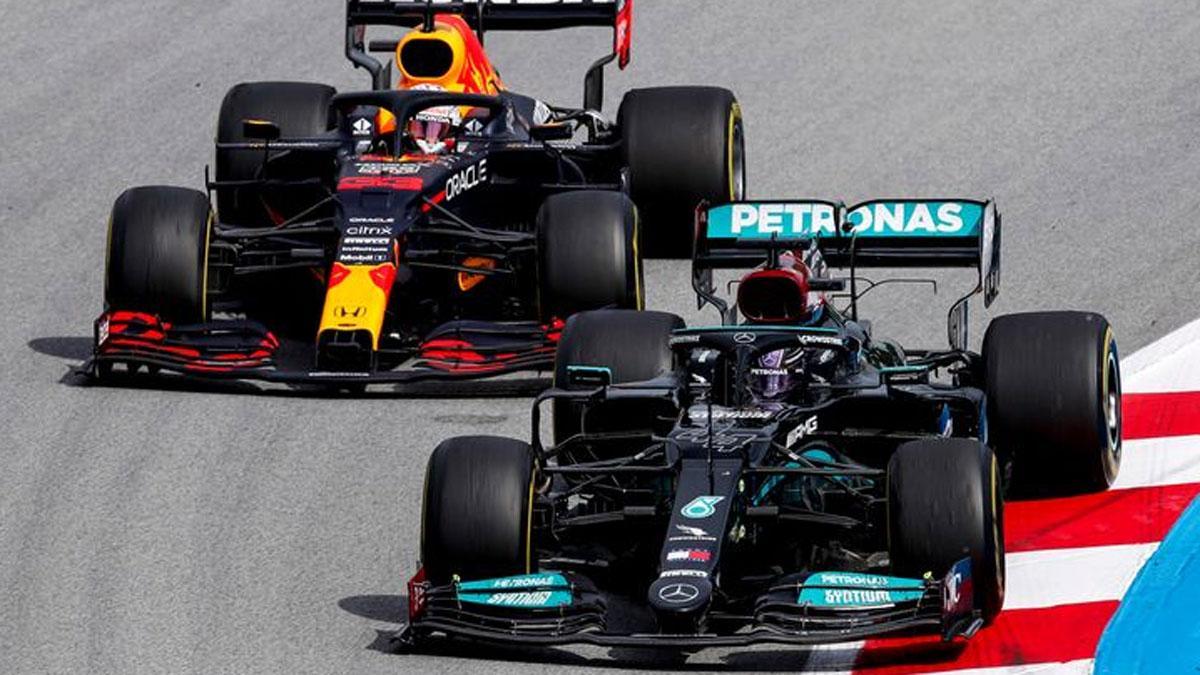Lewis Hamilton y Max Verstappen, durante una carrera