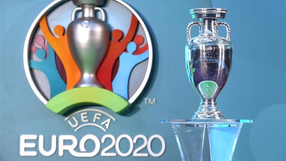 El trofeo y el logotipo de la Eurocopa 2020.