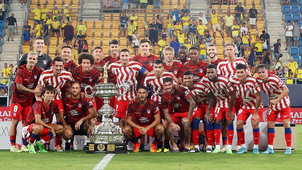 Los jugadores del Atlético posan con el Trofeo Carranza 2022