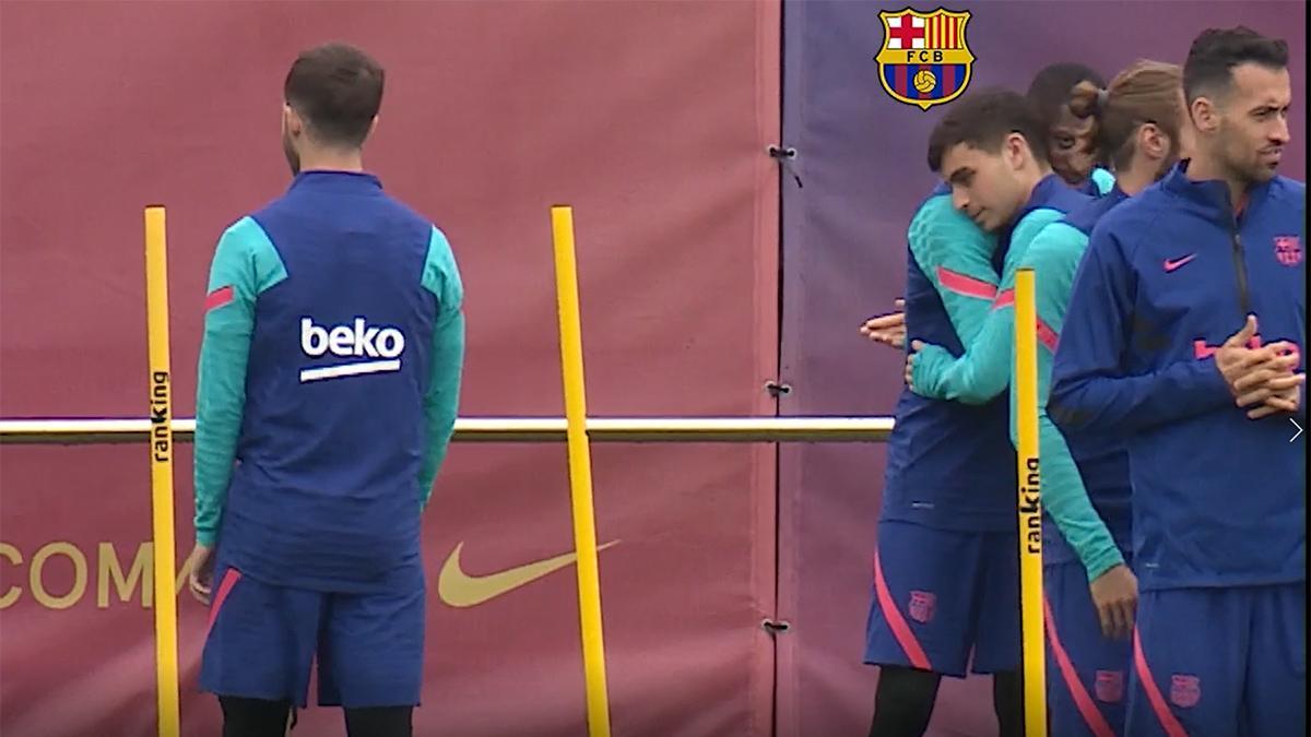 El gesto que demuestra el buen ambiente en el vestuario del Barça. Dembélé, y su abrazo a Pedri