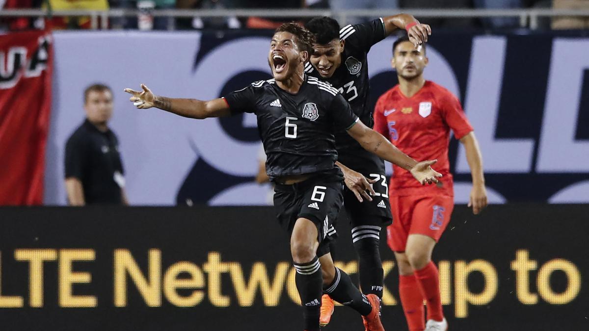 Jonathan Dos Santos celebra un gol con la Selección mexicana