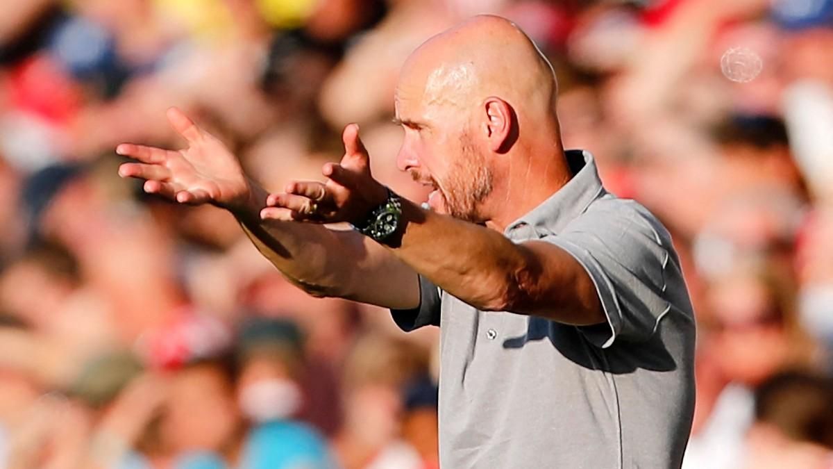 Ten Hag, intentando ordenar a su equipo en Brentford Ten Hag, intentando ordenar a su equipo en Brentford