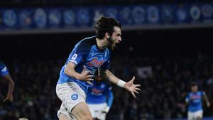 Kvaratskhelia celebra con rabia su tanto ante Atalanta