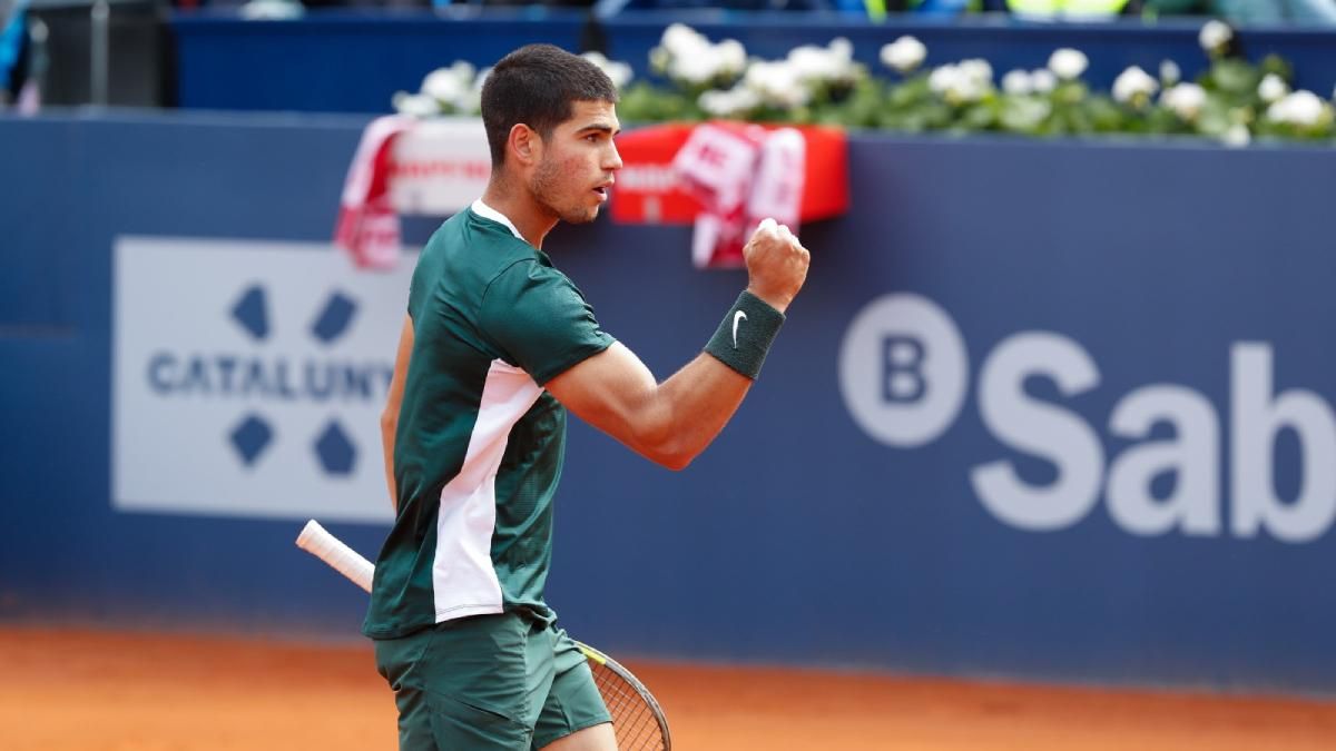 Alcaraz celebra su primer triunfo en el Barcelona Open Alcaraz celebra su primer triunfo en el Barcelona Open