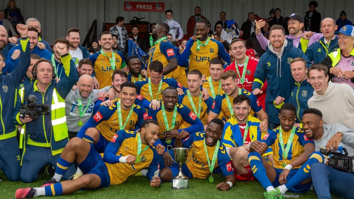 El Hashtag United, equipado con un youtuber inglés y Azpilicueta qu’encadena ascensos