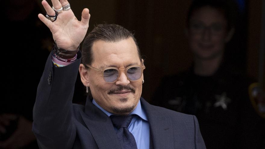 Johnny Depp ha aperto oggi tra le polemiche la 76esima edizione del Festival di Cannes
