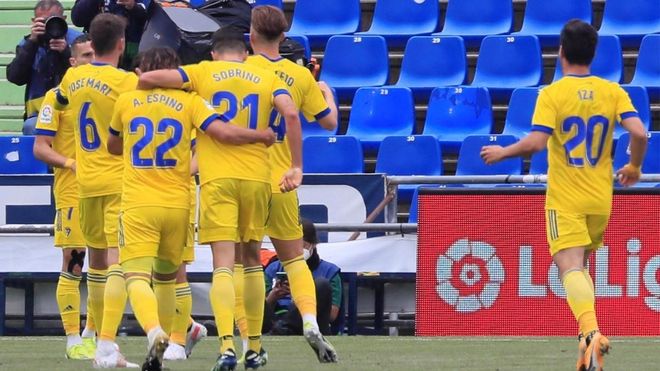 Los jugadores del Cadiz celebrando el gol en propia de Timor Los jugadores del Cadiz celebrando el gol en propia de Timor