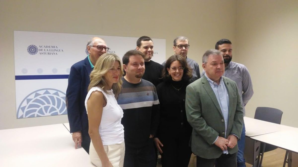 Yolanda Díaz col presidente de lAcademia de la Llingua, Xosé Antón González Riaño, el secretariu, Xosé Ramón Iglesias Cueva, y los trabayadores de la institución. Yolanda Díaz col presidente de lAcademia de la Llingua, Xosé Antón González Riaño, el secretariu, Xosé Ramón Iglesias Cueva, y los trabayadores de la institución.