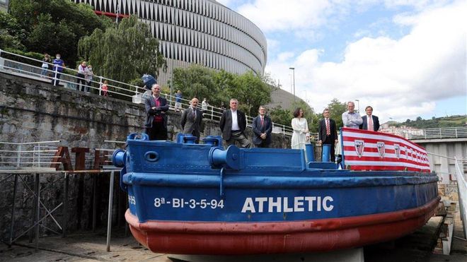 La gabarra del Athletic con algunos de sus exjugadores La gabarra del Athletic con algunos de sus exjugadores