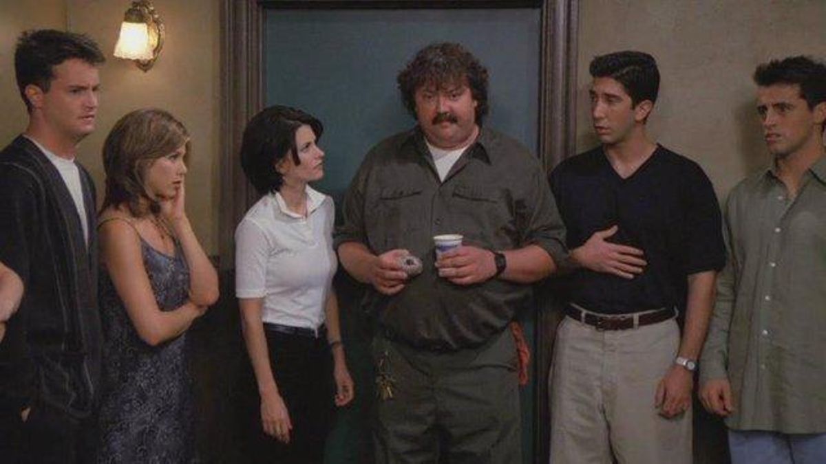 Mike Hagerty, en el centro, en una escena de Friends. Mike Hagerty, en el centro, en una escena de Friends.
