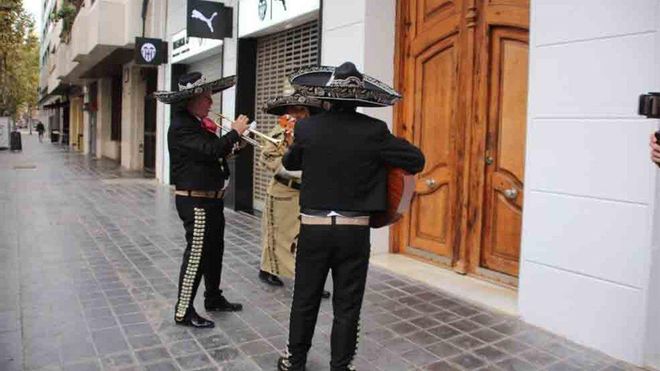 Los mariachis recibieron a Peter Lim Los mariachis recibieron a Peter Lim