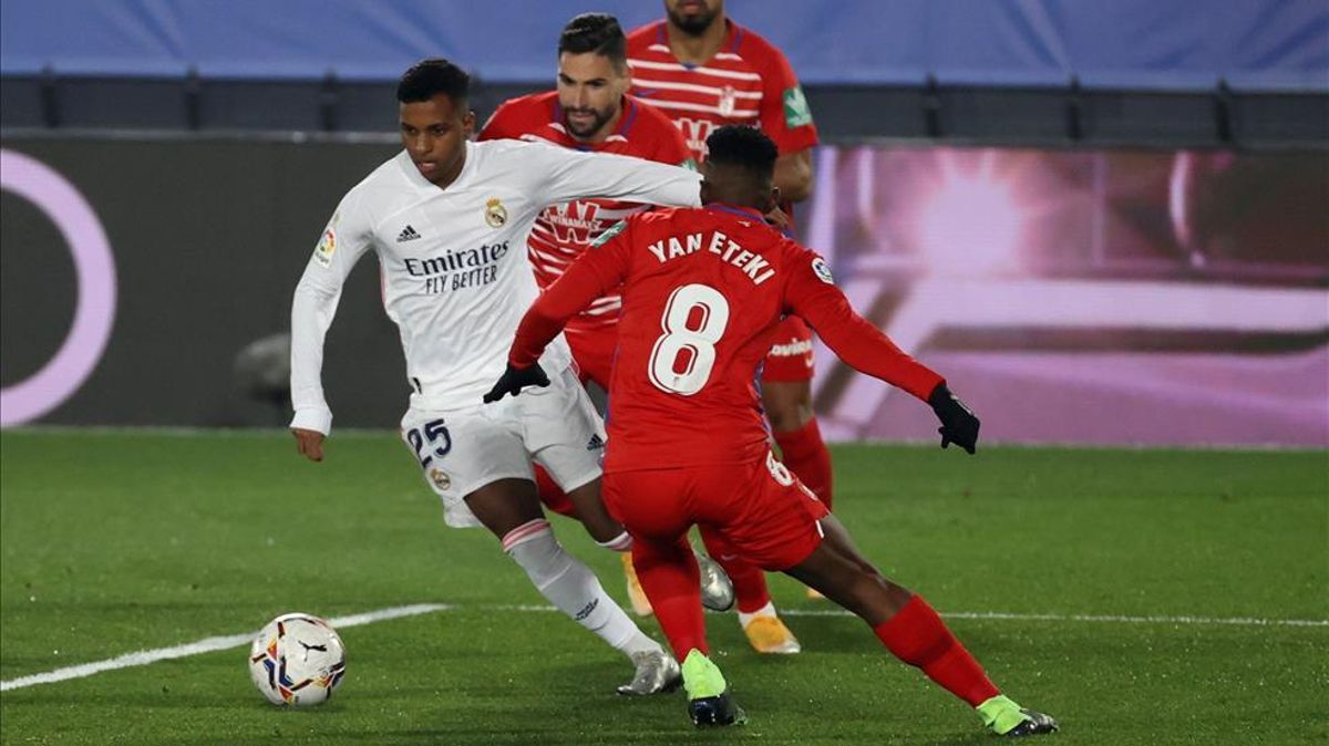 Rodrygo sortea a Yan Eteki del Granada Rodrygo sortea a Yan Eteki del Granada