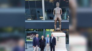 Pau Vilanova, Alícia Kocsis, Ramon Alfonseda y Sándor Kocsis, este sábado delante de la estatua que el ayuntamiento de Budapest ha inaugurado en honor al internacional húngaro y azulgrana Sándor Kocsis Pau Vilanova, Alícia Kocsis, Ramon Alfonseda y Sándor Kocsis, este sábado delante de la estatua que el ayuntamiento de Budapest ha inaugurado en honor al internacional húngaro y azulgrana Sándor Kocsis