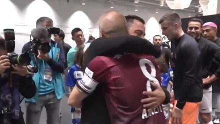 ¡El reencuentro más esperado! Iniesta saluda a Xavi antes del amistoso entre el Barça y el Vissel Kobe