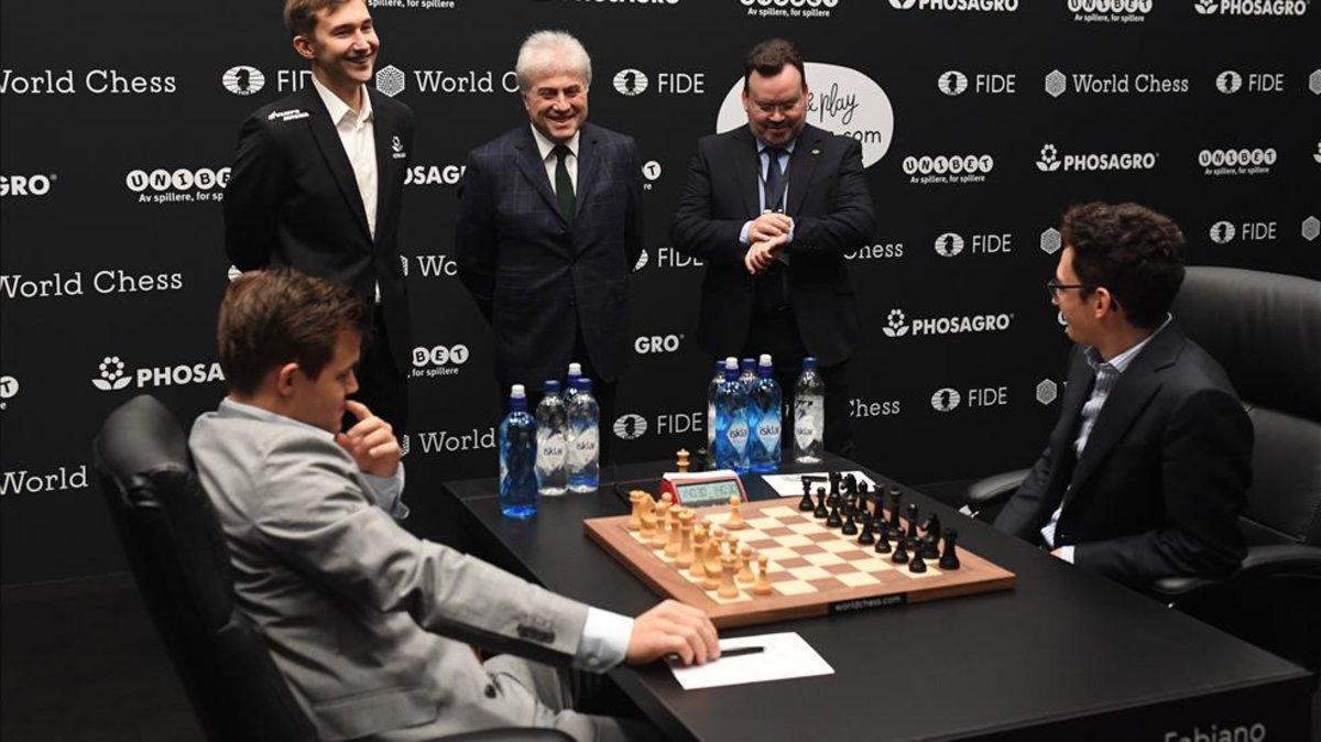 Carlsen y Caruana disputando la undécima