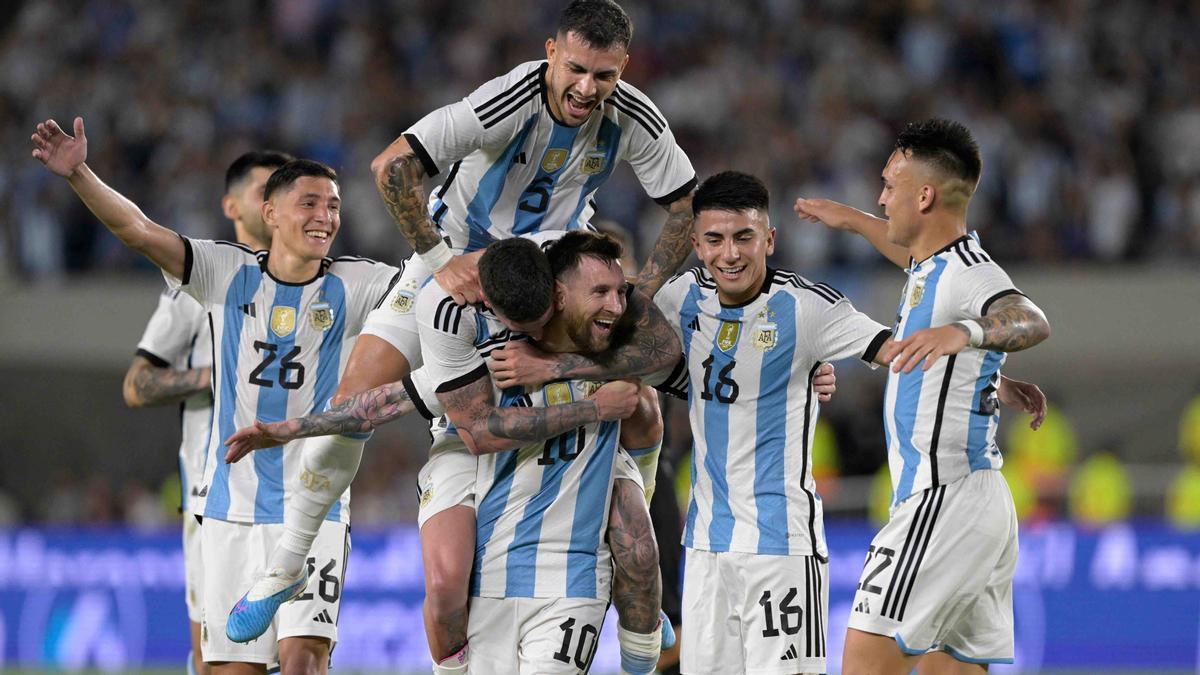 Messi, junto a sus compañeros celebrando el triunfo