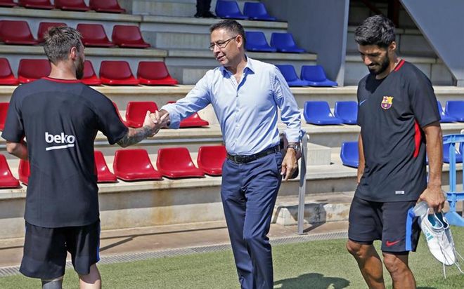 Bartomeu saluda a Leo Messi en la Ciutat Esportiva este pasado mes de julio Bartomeu saluda a Leo Messi en la Ciutat Esportiva este pasado mes de julio