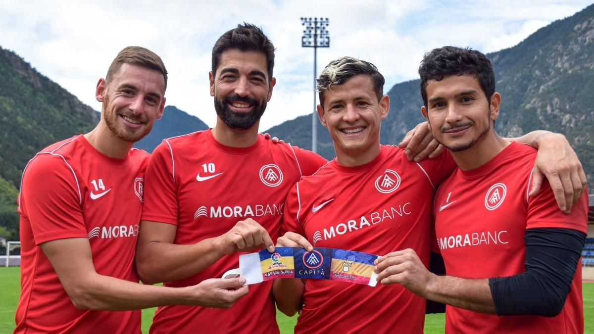 Los cuatro capitanes del Andorra posan con el brazalete Los cuatro capitanes del Andorra posan con el brazalete