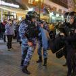 Oficiales de policía rusos detienen a un hombre durante una manifestación.