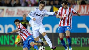 Ujfalusi defendiendo a Cristiano Ronaldo en el Vicente Calderón Ujfalusi defendiendo a Cristiano Ronaldo en el Vicente Calderón