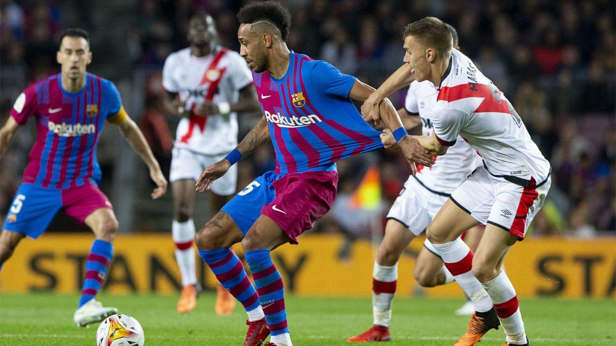 Aubameyang, sujetado por Nikola Maraš Aubameyang, sujetado por Nikola Maraš