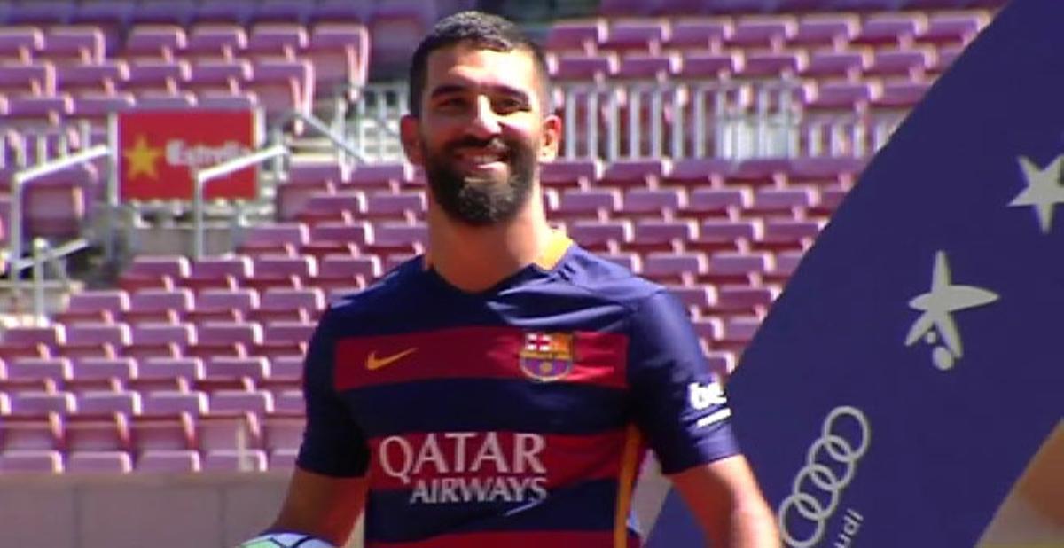 Arda Turan, feliz con la camiseta del Barça