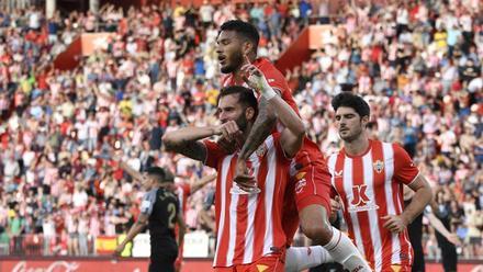 Resumen, goles y highlights del Almería 2 - 1 Elche de la jornada 33 de LaLiga Smartbank