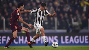 Una acción del partido entre la Juventus y el FC Barcelona. Busquets sale al paso ante Dybala Una acción del partido entre la Juventus y el FC Barcelona. Busquets sale al paso ante Dybala
