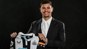 Bruno Guimarães posa con la camiseta del Newcastle